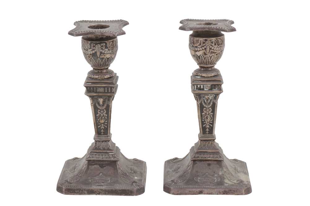 Lot 535 - A pair of Edwardian sterling silver dwarf candlesticks, Chester 1906 by Walker and Hall