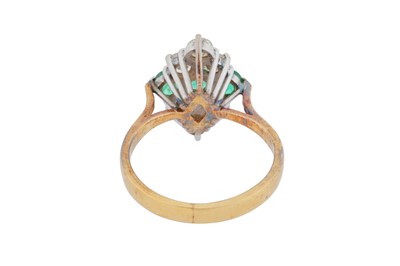 Lot 83 - An emerald and diamond ring