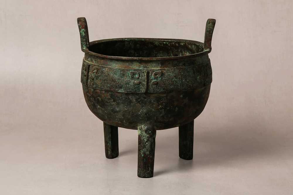 Lot 26 - A CHINESE ARCHAIC BRONZE RITUAL FOOD VESSEL, DING
