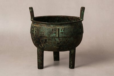 Lot 26 - A CHINESE ARCHAIC BRONZE RITUAL FOOD VESSEL, DING