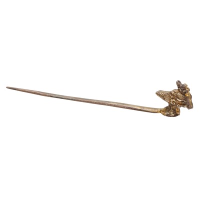 Lot 522 - A Chinese parcel-gilt bronze hairpin, ji, Tang dynasty