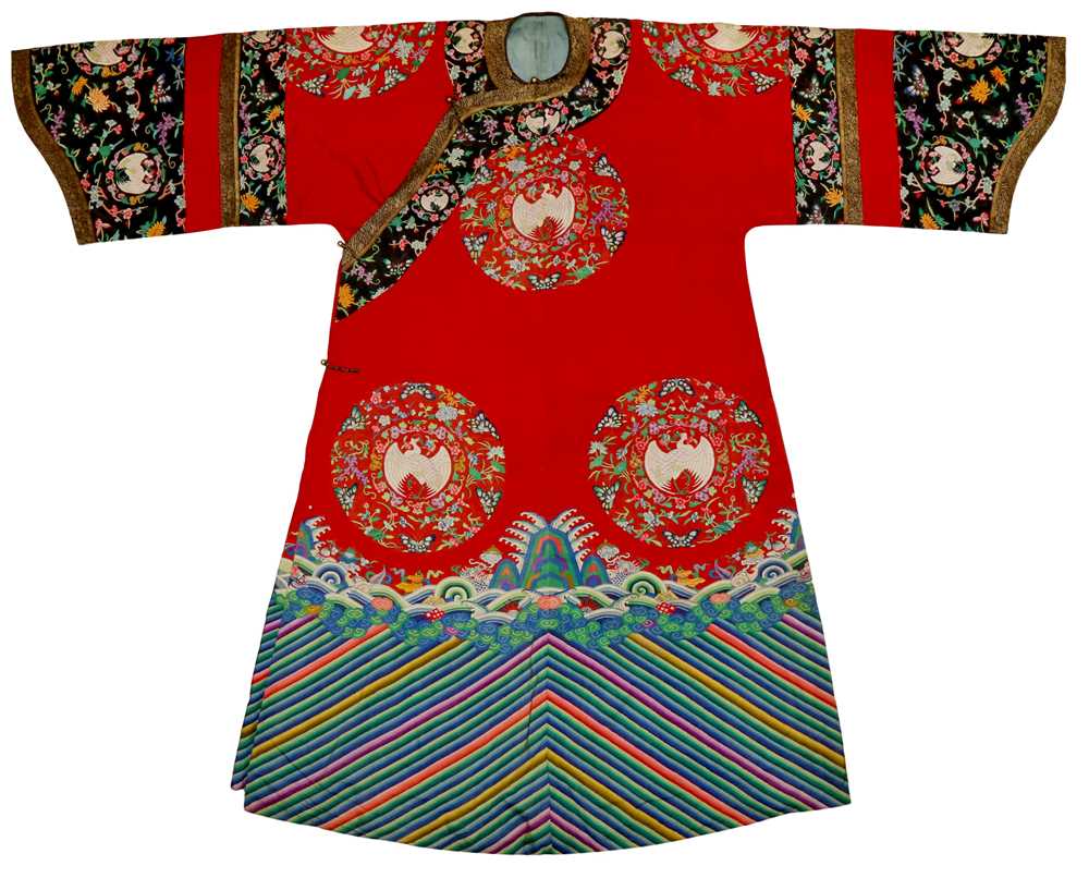 131 - A CHINESE MANCHU NOBLEWOMAN'S INFORMAL KESI SILK RED-GROUND ROBE, DANPAO