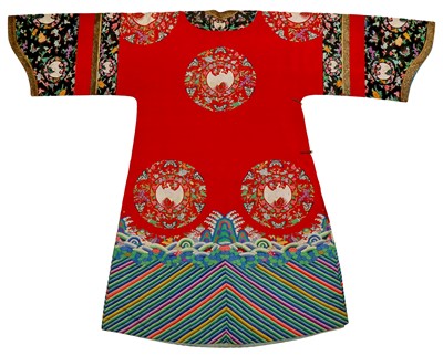 Lot 131 - A CHINESE MANCHU NOBLEWOMAN'S INFORMAL KESI SILK RED-GROUND ROBE, DANPAO