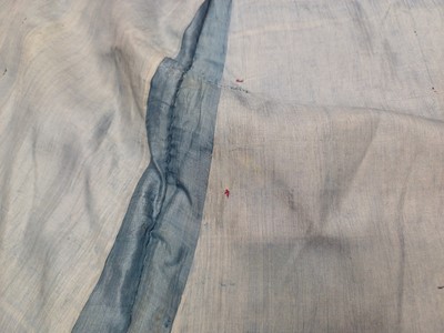 Lot 131 - A CHINESE MANCHU NOBLEWOMAN'S INFORMAL KESI SILK RED-GROUND ROBE, DANPAO