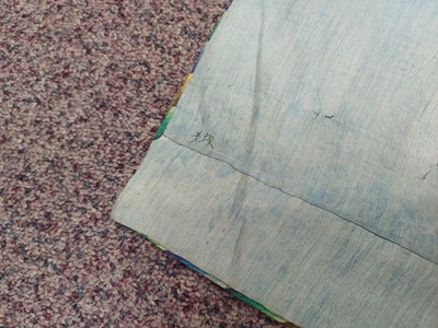 Lot 131 - A CHINESE MANCHU NOBLEWOMAN'S INFORMAL KESI SILK RED-GROUND ROBE, DANPAO