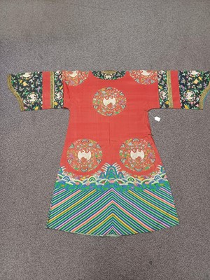 Lot 131 - A CHINESE MANCHU NOBLEWOMAN'S INFORMAL KESI SILK RED-GROUND ROBE, DANPAO