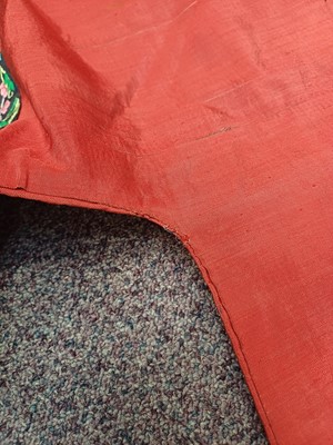 Lot 131 - A CHINESE MANCHU NOBLEWOMAN'S INFORMAL KESI SILK RED-GROUND ROBE, DANPAO