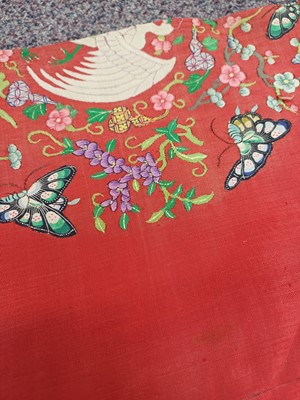 Lot 131 - A CHINESE MANCHU NOBLEWOMAN'S INFORMAL KESI SILK RED-GROUND ROBE, DANPAO