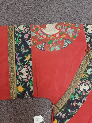 Lot 131 - A CHINESE MANCHU NOBLEWOMAN'S INFORMAL KESI SILK RED-GROUND ROBE, DANPAO