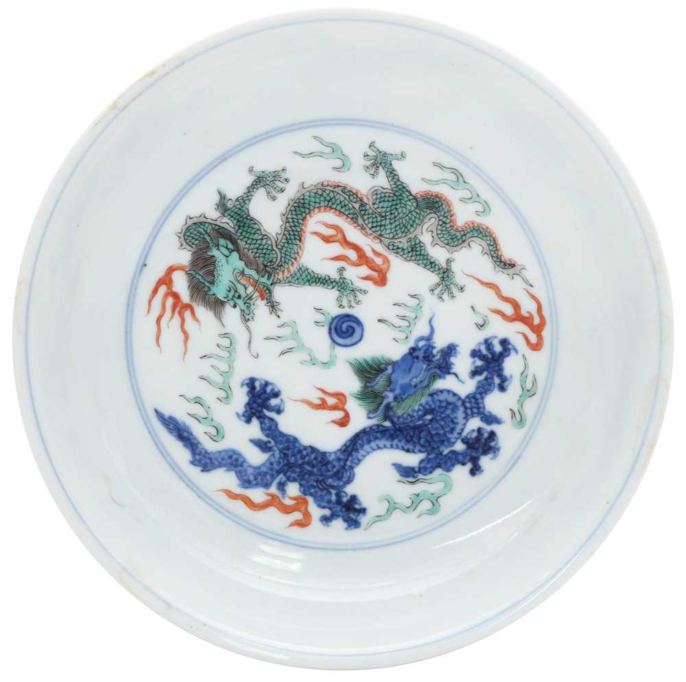 Lot 689 - A CHINESE DOUCAI 'DRAGON AND CRANES' DISH