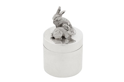 Lot 138 - AN ELIZABETH II STERLING SILVER PILL BOX, LONDON 1985 BY SARAH JONES