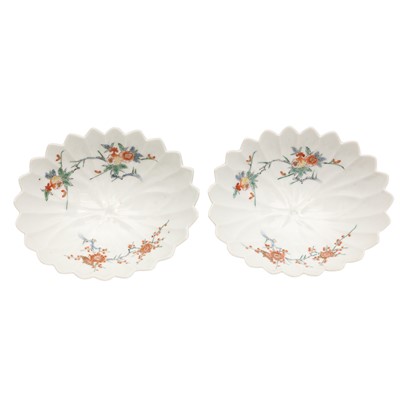 Lot 6 - A pair of fine Japanese Arita Kakiemon-style bowls, late Edo - early Meiji period