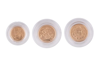 Lot 61 - ELIZABETH II - TWO HALF SOVEREIGNS AND A 1/10oz GOLD PROOF COINS