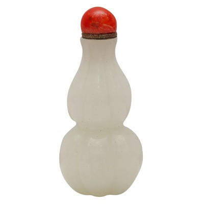 Lot 733 - A Chinese white glass 'double gourd' snuff bottle, 18th/19th century
