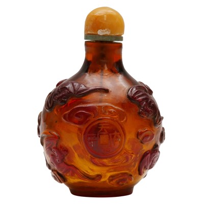 Lot 725 - A Chinese amber coloured glass 'auspicious bats' snuff bottle, 18th/19th century