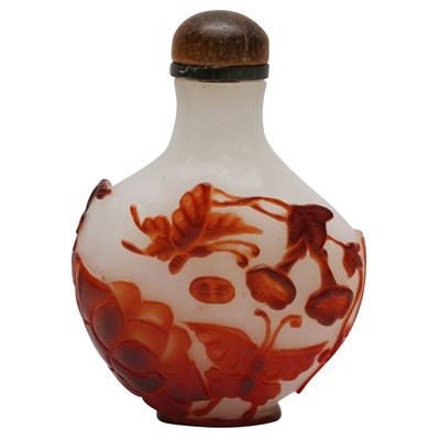 Lot 730 - A Chinese overlay glass 'bitter melon' snuff bottle, 19th century