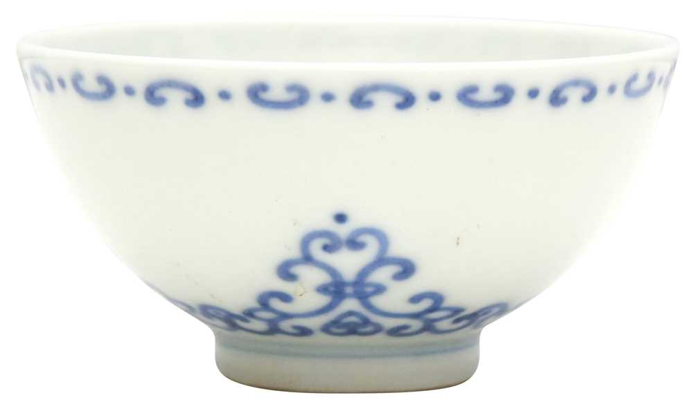 メーカー 一覧 Lot 59 - A CHINESE BLUE AND WHITE WINE CUP 工芸品