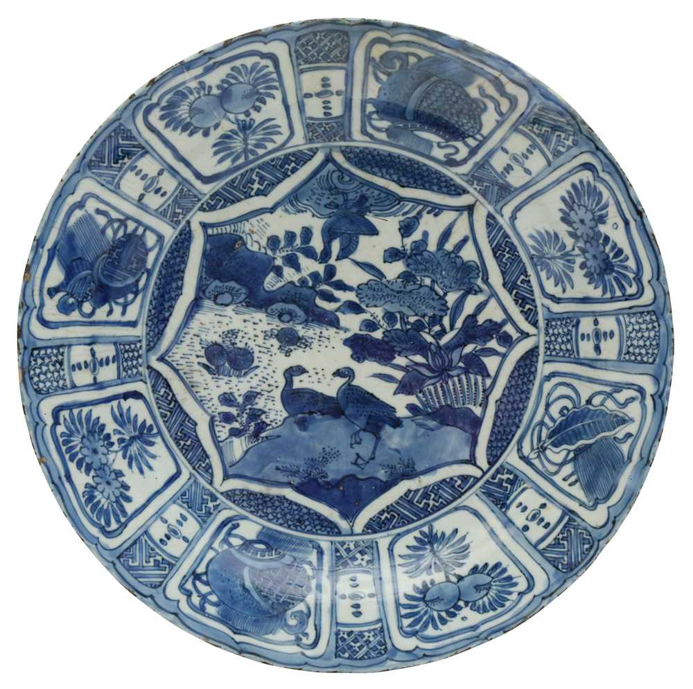 Lot 272 - A LARGE CHINESE BLUE AND WHITE 'KRAAK' 'DUCKS IN A LOTUS POND' DISH