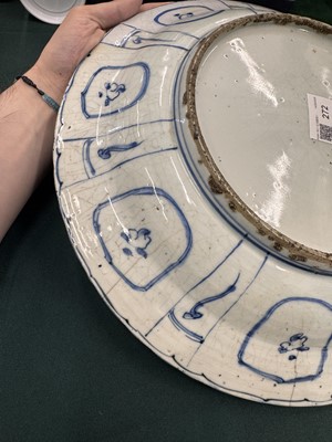 Lot 272 - A LARGE CHINESE BLUE AND WHITE 'KRAAK' 'DUCKS IN A LOTUS POND' DISH