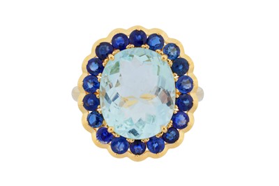 Lot 34 - An aquamarine and sapphire cluster ring