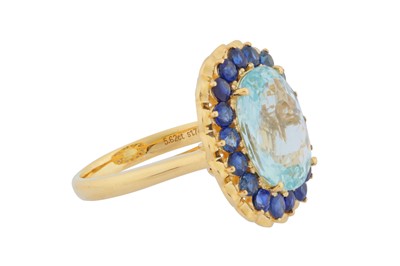 Lot 34 - An aquamarine and sapphire cluster ring