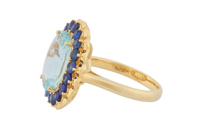 Lot 34 - An aquamarine and sapphire cluster ring