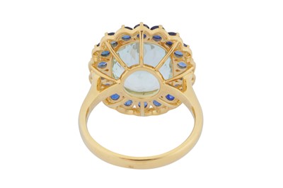 Lot 34 - An aquamarine and sapphire cluster ring