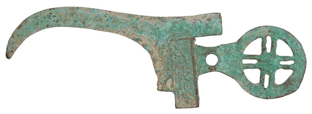 Lot 654 - A CHINESE ARCHAIC BRONZE DAGGER AXE, GE