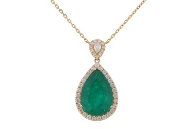 Lot 110 - An emerald and diamond pendant necklace