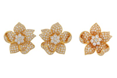 Lot 312 - A diamond ring and earring suite