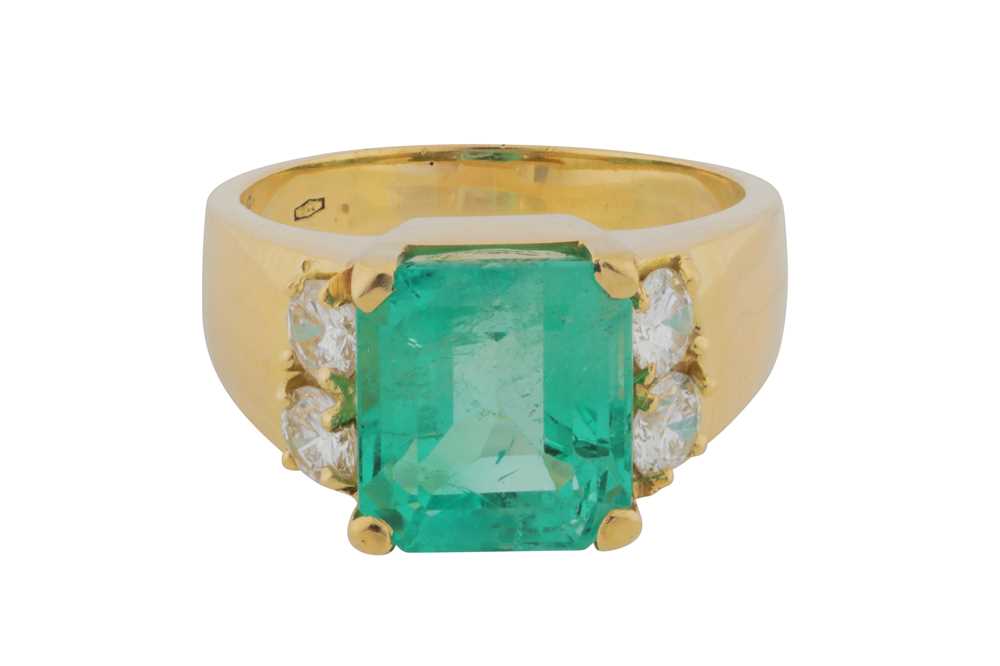 Lot 111 - An emerald and diamond ring