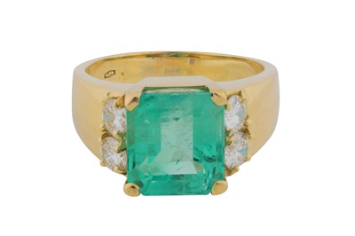 Lot 111 - An emerald and diamond ring
