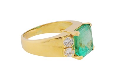 Lot 111 - An emerald and diamond ring