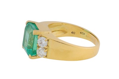 Lot 111 - An emerald and diamond ring