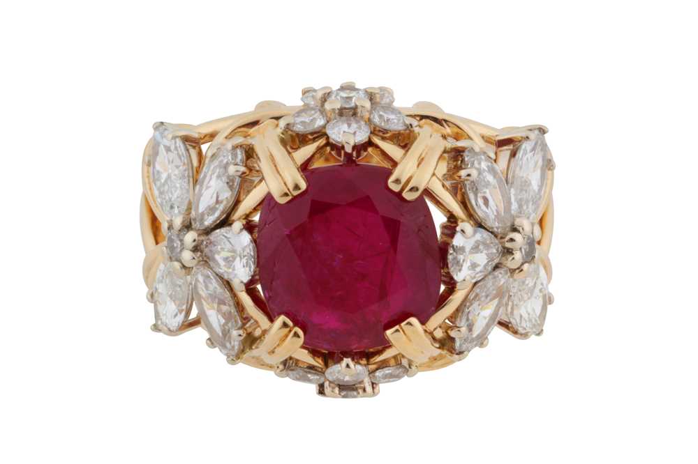 Lot 128 - A ruby and diamond ring