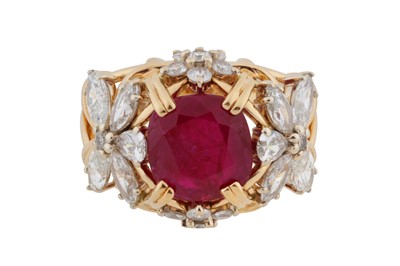 Lot 128 - A ruby and diamond ring