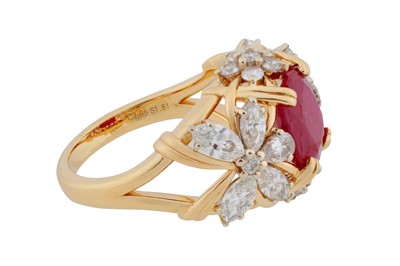 Lot 128 - A ruby and diamond ring