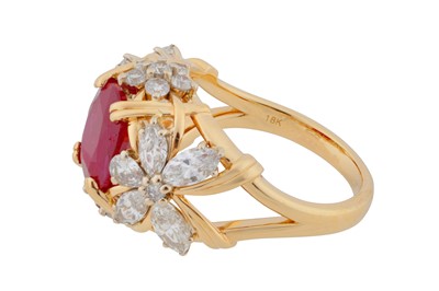 Lot 128 - A ruby and diamond ring