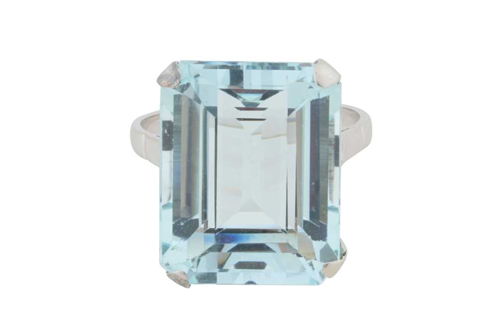 Lot 33 - A single-stone aquamarine ring