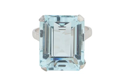 Lot 33 - A single-stone aquamarine ring