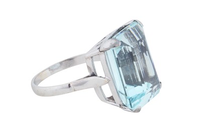 Lot 33 - A single-stone aquamarine ring