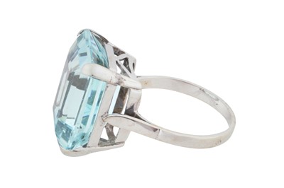 Lot 33 - A single-stone aquamarine ring