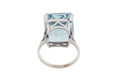 Lot 33 - A single-stone aquamarine ring