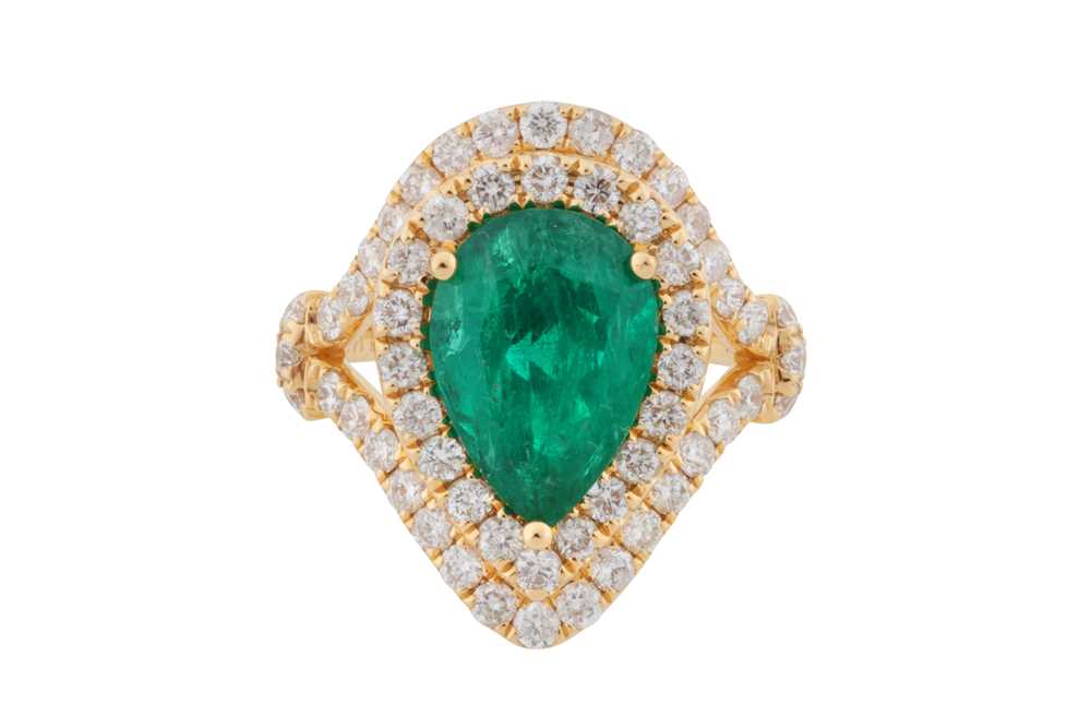 Lot 102 - An emerald and diamond ring