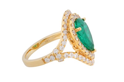 Lot 102 - An emerald and diamond ring