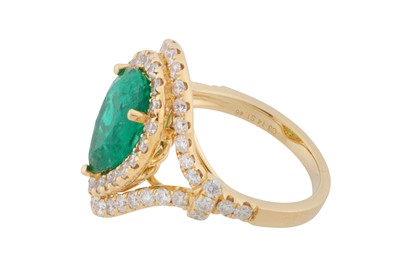 Lot 102 - An emerald and diamond ring