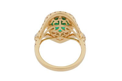 Lot 102 - An emerald and diamond ring