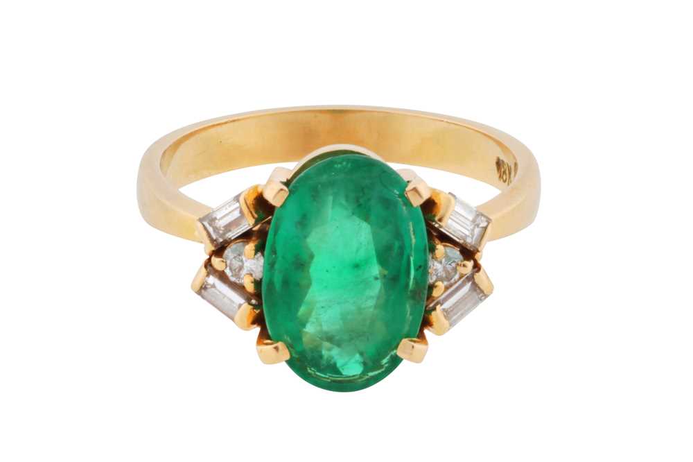 Lot 104 - An emerald and diamond ring