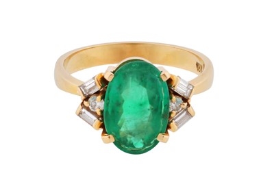 Lot 104 - An emerald and diamond ring
