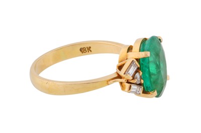 Lot 104 - An emerald and diamond ring